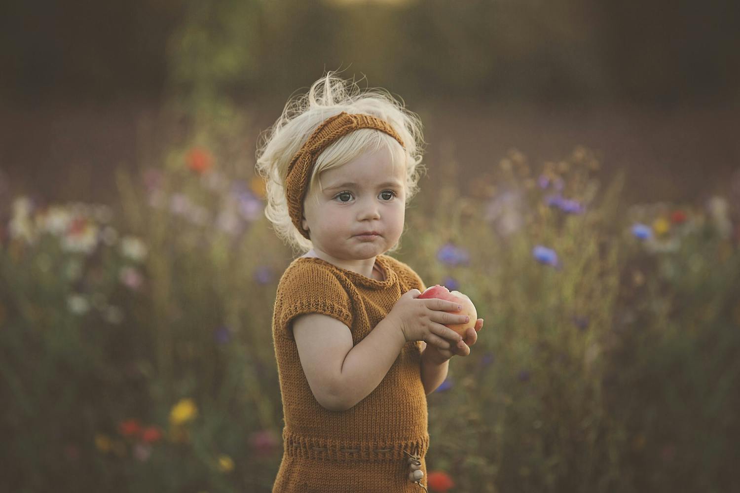 Höstporträtt av liten tjej.